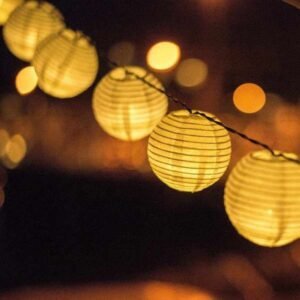 Napelemes lampionfüzér fehér lampionokkal, 10 db fehér LED izzóval. Ki - bekapcsolható. Használható kültéren és beltéren (1 db AA ceruzaelemmel)