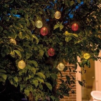 szolár füzér napelemes spirál fényfüzér dekoratív energiatakarékos fényfüzér KÜLTÉRI FÉNYFÜZÉR ISMERTETŐ Mi az a LED füzér? Míg korábban szinte csak soros, izzólámpás termékek léteztek, manapság szinte minden fényfüzér LED technológiával működik. A LED-ek kevesebb energiát fogyasztanak, és nem melegszenek fel. Vannak beltéri és kültéren is használható modellek. Ez utóbbinak legalább IP44-es védettségűnek kell lennie. Kültéri használatra az IP44 mindig elegendő, ha a vezérlő védelme megoldott. Karácsonyi dekoráció, ünnepi alkalmak, kerti összejövetelek hangulatos kiegészítője. Tudj meg többet az IP védelmi fokozatokról Soros vagy párhuzamos csatlakozás? A táplálás a modern kültéri fényfüzér, fényháló típusoknál párhuzamos áramkörön keresztül történik, azaz egy izzó meghibásodása nem befolyásolja a fénysor többi izzójának működését. A szükséges feszültséghez a LED technológia vagy a klasszikus 230 voltos hálózati feszültséget, vagy 24 - 36 voltos alacsony feszültséget használja. A 230V-os LED izzósorok beépített tápegységgel rendelkeznek a hálózati feszültség extra alacsony feszültséggé alakításához, így használata során nem kell áramütéstől tartani. 3000 LED sorolható fényfüzér kültéri Elemes vagy hálózatos működés? A LED-ek tápellátása vagy a konnektorban lévő hálózatról, vagy akkumulátorról működik. Mindkét formának vannak előnyei. Hálózati üzemmódban lévő LED-es fénylánc esetén nem kell elemcserére vagy az újratölthető akkumulátorok töltésére gondolni. Az elemmel működő tündérfények használata rugalmasabb. Az elemes működésnek köszönhetően bárhová telepíthető. A világítás időtartama azonban erősen függ az akkumulátorok méretétől és aktuális töltöttségi állapotától. Aki jobban szereti az akkumulátoros működést, de nem akarja folyamatosan ellenőrizni az akkumulátorok töltöttségi szintjét, az gondolhat a napelemes fénysorokra . Az akkumulátoron kívül ezek a LED-es tündérlámpák napelemes modullal is rendelkeznek, amelyek a napfényt használják az akkumulátoros működéshez. Hogyan működik a kültéri fényfüzér időzítővel? Sok izzósor rendelkezik időzítő funkcióval . Az időzítőnek köszönhetően a LED-lámpákat nem kell manuálisan be- és kikapcsolni. A füzérbe digitális óra van beépítve, mellyel az időzítő működik . A LED chip és az áramforrás között helyezkedik el, ahol egyfajta ajtónállóként működik. Ha eléri a beállított bekapcsolási időt, az áramellátás elindul, ha véget ér, akkor blokkol. A több világító funkcióval rendelkező izzósorok általában rendelkeznek időzítővel. Ha nincs beépített időzítő a termékben, használhatsz analóg vagy digitális kapcsolóórát. Használhatok szabadban LED-es fényeket? Amennyiben a fénysorokat a gyártó kültéri használatra jelöli (IP44-es vagy IP65-ös védelmi osztályúak), akkor a termékek kültéren is használhatók. Hosszabbító csatlakoztatása esetén esetén használj kültéri védőborítást. Mennyit fogyaszt egy LED-es fényfüzér? A LED-ek számától függ, hogy pontosan mennyit fogyaszt egy hálózatról vagy elemről működtetett ledes kültéri fényfüzér. Egy 200 LED- ből álló, izzónként 0,064 watt teljesítményű LED fényfüzér kb. 13 wattot fogyaszt óránként. Ha a füzér a három téli hónapban körülbelül napi hat órán át világít (540 óra), az 7 kWh-t jelentene. Áramszolgáltatótól függően ez alapján számíthatod ki az árat. Számold ki pontosan, mennyi a fogyasztása az izzósornak! ENERGIAFOGYASZTÁS KALKULÁTOR KÜLTÉRI FÉNYFÜZÉR 202222 Milyen hosszú legyen az izzósor? Alapvetően egy méternél rövidebb tápvezeték elegendő a legtöbb beltéri dekorációs ötlet megvalósításához. Kültéren ez nagyban függ a felhasználási helytől. Ha a feldíszített karácsonyfa messze van a háztól és így a legközelebbi konnektortól, akkor legalább 10 méter kábelre lehet szükség. A kültéri füzérek 5 m tápkábellel rendelkeznek, ezt ki lehet egészíteni hosszabbítóval. A csatlakoztatáshoz védőborításra is szükség lehet. Ha sorolható fényekre van szükséged, LED's connect termékcsaládunkkal ez is megoldható, akár 3000 LED izzó is egy hálózatra csatlakoztatható!