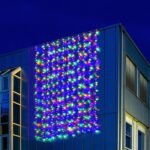 fényfüggöny színes izzókkal A függöny vezérlőjébe digitális óra van beépítve, mellyel az időzítő működik . A LED chip és az áramforrás között helyezkedik el, ahol egyfajta ajtónállóként működik. Ha eléri a beállított bekapcsolási időt, az áramellátás elindul, ha véget ér, akkor blokkol. A több világító funkcióval rendelkező izzósorok általában rendelkeznek időzítővel.