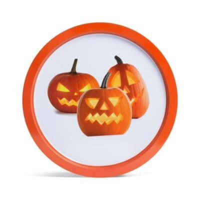 Öltöztesse otthonát halloween-i hangulatba! Nem maradhat ki a sorból az étkezőasztal sem. Kínálja például süteményeit erről a halloween-i, tök mintás fém tálcáról vagy használja vacsorázáskor.