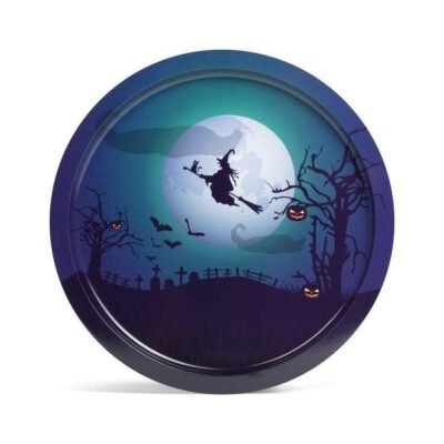 Öltöztesse otthonát halloween-i hangulatba! Nem maradhat ki a sorból az étkezőasztal sem. Kínálja például süteményeit erről a halloween-i mintás fém tálcáról vagy használja vacsorázáskor