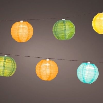 Napelemes lampionfüzér XL (10 színes lampion, 10 meleg fehér LED) Nincs szükség elektromos hálózatra, a termékek akkumulátora a napsugarak energiáját felhasználva töltődik fel, a napelemes füzér szürkületkor automatikusan bekapcsolódva több órán keresztül világít. A szolár lámpa gyorsan és egyszerűen elhelyezhető. A LED szolár füzér energiatakarékos, dekoratív kiegészítő lehet terasz vagy kerítés mellett. A termék por és vízálló, IP44 védettséggel rendelkezik, kültéren bárhol elhelyezhető. KÜLTÉRI FÉNYFÜZÉR ISMERTETŐ Mi az a LED füzér? Míg korábban szinte csak soros, izzólámpás termékek léteztek, manapság szinte minden fényfüzér LED technológiával működik. A LED-ek kevesebb energiát fogyasztanak, és nem melegszenek fel. Vannak beltéri és kültéren is használható modellek. Ez utóbbinak legalább IP44-es védettségűnek kell lennie. Kültéri használatra az IP44 mindig elegendő, ha a vezérlő védelme megoldott. Karácsonyi dekoráció, ünnepi alkalmak, kerti összejövetelek hangulatos kiegészítője. Tudj meg többet az IP védelmi fokozatokról Soros vagy párhuzamos csatlakozás? A táplálás a modern kültéri fényfüzér, fényháló típusoknál párhuzamos áramkörön keresztül történik, azaz egy izzó meghibásodása nem befolyásolja a fénysor többi izzójának működését. A szükséges feszültséghez a LED technológia vagy a klasszikus 230 voltos hálózati feszültséget, vagy 24 - 36 voltos alacsony feszültséget használja. A 230V-os LED izzósorok beépített tápegységgel rendelkeznek a hálózati feszültség extra alacsony feszültséggé alakításához, így használata során nem kell áramütéstől tartani. 3000 LED sorolható fényfüzér kültéri Elemes vagy hálózatos működés? A LED-ek tápellátása vagy a konnektorban lévő hálózatról, vagy akkumulátorról működik. Mindkét formának vannak előnyei. Hálózati üzemmódban lévő LED-es fénylánc esetén nem kell elemcserére vagy az újratölthető akkumulátorok töltésére gondolni. Az elemmel működő tündérfények használata rugalmasabb. Az elemes működésnek köszönhetően bárhová telepíthető. A világítás időtartama azonban erősen függ az akkumulátorok méretétől és aktuális töltöttségi állapotától. Aki jobban szereti az akkumulátoros működést, de nem akarja folyamatosan ellenőrizni az akkumulátorok töltöttségi szintjét, az gondolhat a napelemes fénysorokra . Az akkumulátoron kívül ezek a LED-es tündérlámpák napelemes modullal is rendelkeznek, amelyek a napfényt használják az akkumulátoros működéshez. Hogyan működik a kültéri fényfüzér időzítővel? Sok izzósor rendelkezik időzítő funkcióval . Az időzítőnek köszönhetően a LED-lámpákat nem kell manuálisan be- és kikapcsolni. A füzérbe digitális óra van beépítve, mellyel az időzítő működik . A LED chip és az áramforrás között helyezkedik el, ahol egyfajta ajtónállóként működik. Ha eléri a beállított bekapcsolási időt, az áramellátás elindul, ha véget ér, akkor blokkol. A több világító funkcióval rendelkező izzósorok általában rendelkeznek időzítővel. Ha nincs beépített időzítő a termékben, használhatsz analóg vagy digitális kapcsolóórát. Használhatok szabadban LED-es fényeket? Amennyiben a fénysorokat a gyártó kültéri használatra jelöli (IP44-es vagy IP65-ös védelmi osztályúak), akkor a termékek kültéren is használhatók. Hosszabbító csatlakoztatása esetén esetén használj kültéri védőborítást. Mennyit fogyaszt egy LED-es fényfüzér? A LED-ek számától függ, hogy pontosan mennyit fogyaszt egy hálózatról vagy elemről működtetett ledes kültéri fényfüzér. Egy 200 LED- ből álló, izzónként 0,064 watt teljesítményű LED fényfüzér kb. 13 wattot fogyaszt óránként. Ha a füzér a három téli hónapban körülbelül napi hat órán át világít (540 óra), az 7 kWh-t jelentene. Áramszolgáltatótól függően ez alapján számíthatod ki az árat. Számold ki pontosan, mennyi a fogyasztása az izzósornak! ENERGIAFOGYASZTÁS KALKULÁTOR KÜLTÉRI FÉNYFÜZÉR 202222 Milyen hosszú legyen az izzósor? Alapvetően egy méternél rövidebb tápvezeték elegendő a legtöbb beltéri dekorációs ötlet megvalósításához. Kültéren ez nagyban függ a felhasználási helytől. Ha a feldíszített karácsonyfa messze van a háztól és így a legközelebbi konnektortól, akkor legalább 10 méter kábelre lehet szükség. A kültéri füzérek 5 m tápkábellel rendelkeznek, ezt ki lehet egészíteni hosszabbítóval. A csatlakoztatáshoz védőborításra is szükség lehet. Ha sorolható fényekre van szükséged, LED's connect termékcsaládunkkal ez is megoldható, akár 3000 LED izzó is egy hálózatra csatlakoztatható!