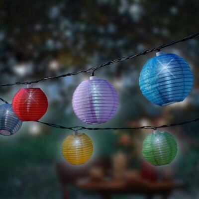 Napelemes lampionfüzér (10 színes lampion, 10 hideg fehér LED) Nincs szükség elektromos hálózatra, a termékek akkumulátora a napsugarak energiáját felhasználva töltődik fel, a napelemes füzér szürkületkor automatikusan bekapcsolódva több órán keresztül világít. A szolár lámpa gyorsan és egyszerűen elhelyezhető. A LED szolár füzér energiatakarékos, dekoratív kiegészítő lehet terasz vagy kerítés mellett. A termék por és vízálló, IP44 védettséggel rendelkezik, kültéren bárhol elhelyezhető.