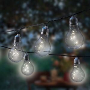 napelemes villanykörte füzér szolár különféle variációkban kapható. SZOLÁR LÁMPA MŰKÖDÉSE A nappali órákban a szolár panel energiát gyűjt be a napból, amit a beépített újratölthető akkumulátor elektromossággá alakít és tárol. Éjszaka, a lámpa az akkumulátorban felhalmozódott energia felhasználásával fényt bocsát ki. A tárolt energia és annak felhasználhatósága függ az időjárási viszonyoktól, a nap erejétől, a napos órák számától, stb. Aki jobban szereti az akkumulátoros működést, de nem akarja folyamatosan ellenőrizni az akkumulátorok töltöttségi szintjét, az gondolhat a napelemes fénysorokra . Az akkumulátoron kívül ezek a LED-es tündérlámpák napelemes modullal is rendelkeznek, amelyek a napfényt használják az akkumulátoros működéshez.