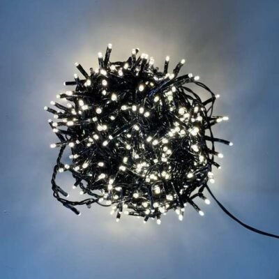 LED SZIKRÁZÓ FÉNYFÜZÉR 11m A szikrázó fényfüzér kül- és beltéren egyaránt használható 500 energiatakarékos LED izzóból áll, közvetlen 230 V-os csatlakozóval. Lenyűgöző hangulatot teremt a teraszra, a kertbe vagy a ház falára helyezve.