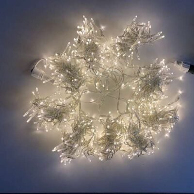 A LED fényfüzér fényfüggöny kül- és beltéren egyaránt használható közvetlen 230 V-os csatlakozóval. Lenyűgöző hangulatot teremt a teraszra, a kertbe vagy a ház falára helyezve.