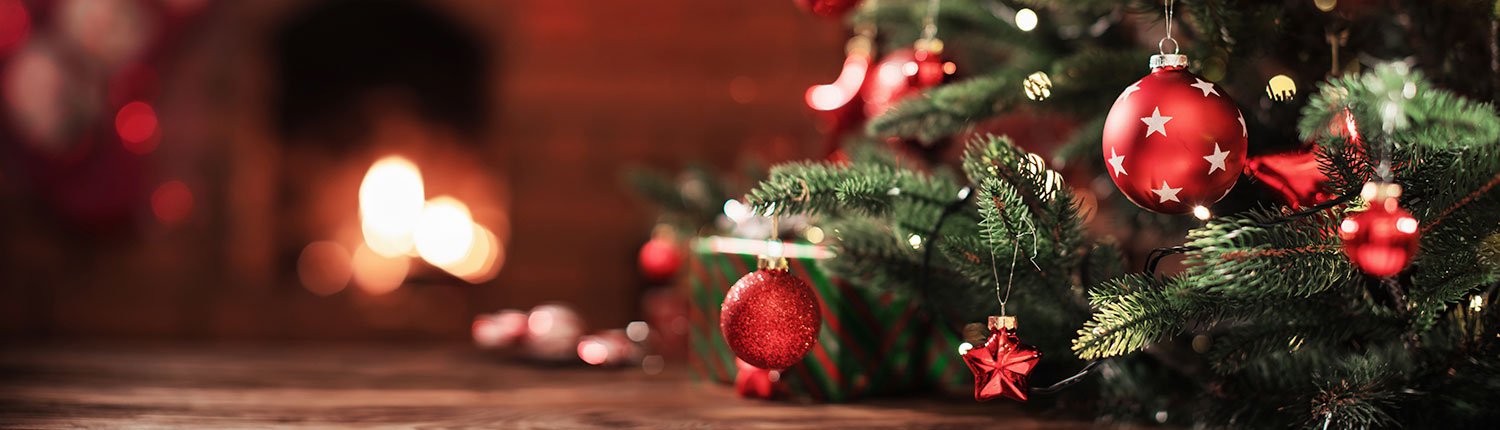 Adventi hangulat kandallóval és feldíszített karácsonyfával